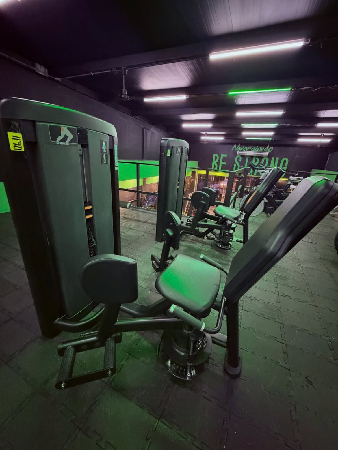 Máquinas en el piso superior del gimnasio
