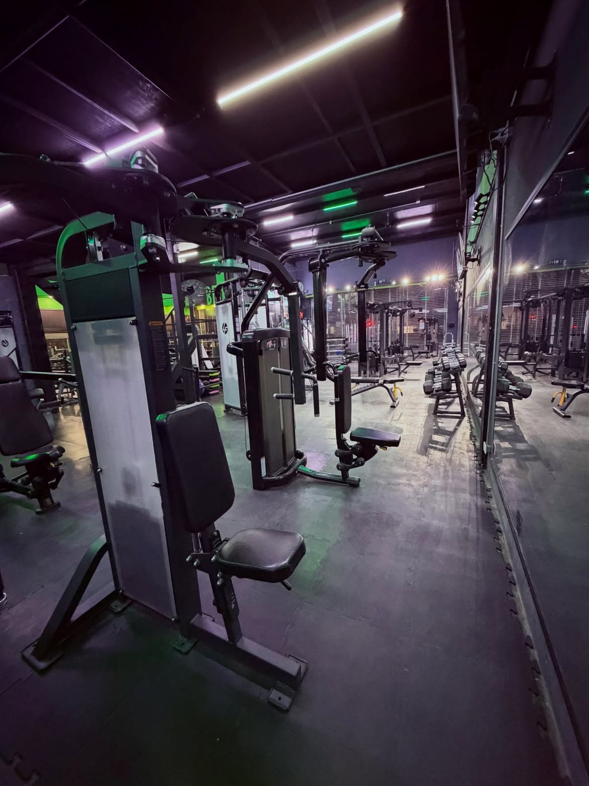 Piso de entrenamiento con máquinas y espejos