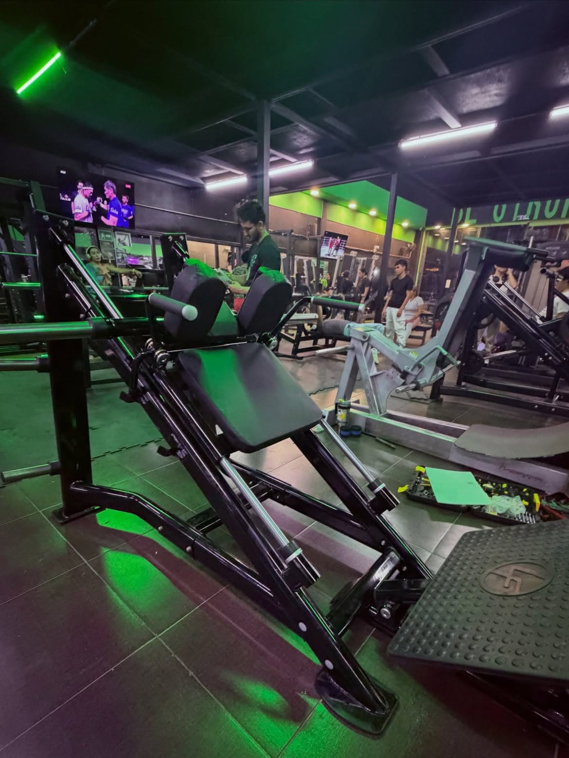 Prensa de piernas dentro del gimnasio