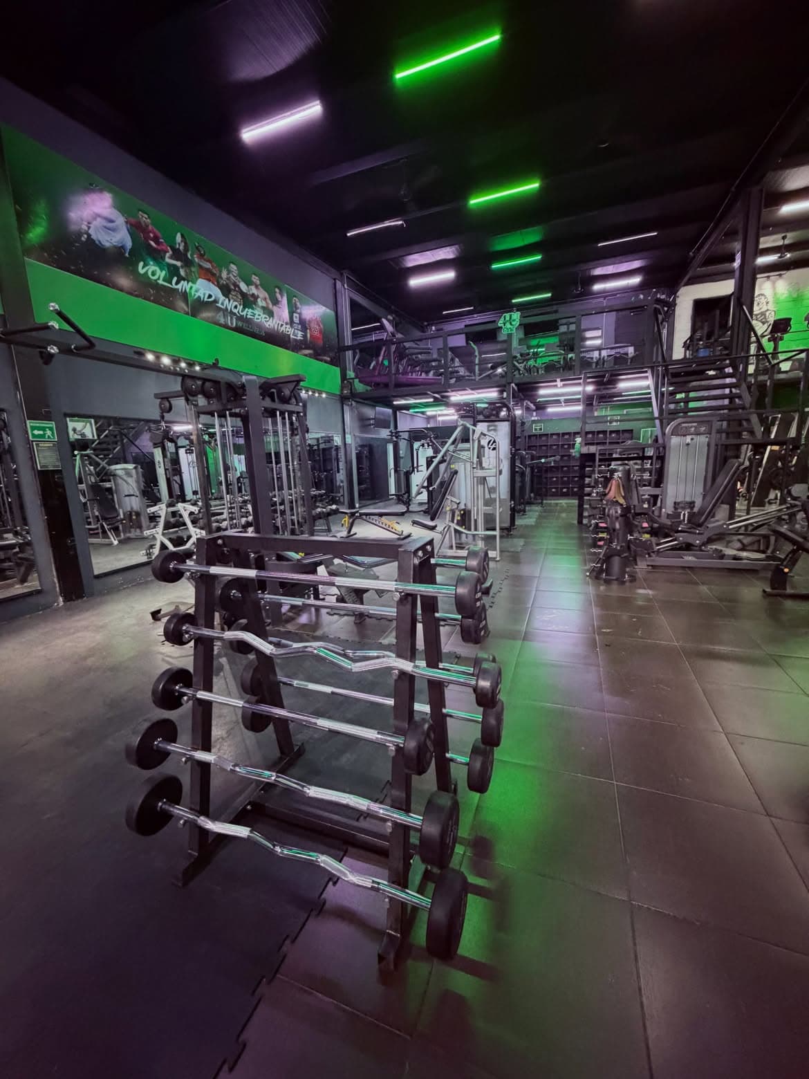 Zona de peso libre y máquinas de 4U Wellness Gym